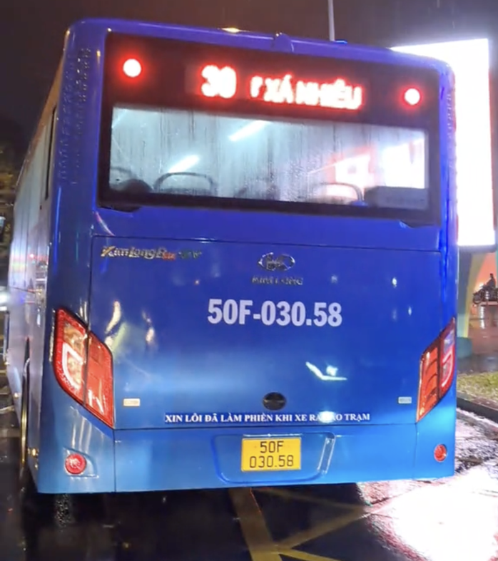 Tài xế xe buýt số 30 dừng đè vạch mắt võng , gây ùn tắc tại TP HCM - Ảnh 1.