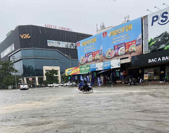 Mưa trắng trời, đường phố biến thành sông trước khi bão số 10 Bualoi giật cấp 15 đổ bộ- Ảnh 1.