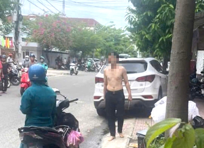 Kẻ đánh người, cầm dao dọa trước trường học ở Nha Trang không phải là công an - Ảnh 2.