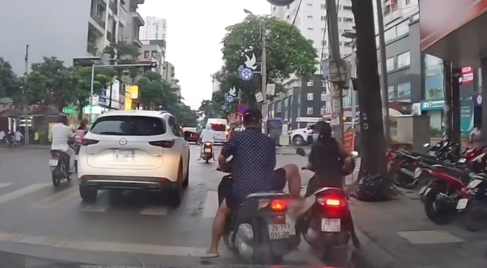 Không đội mũ bảo hiểm còn húc xe, dọa đạp phụ nữ- Ảnh 1.