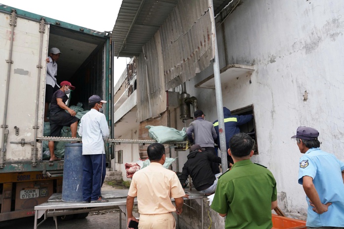 Kiểm tra tải trọng xe, CSGT phát hiện "bí mật" trong thùng container  - Ảnh 1.