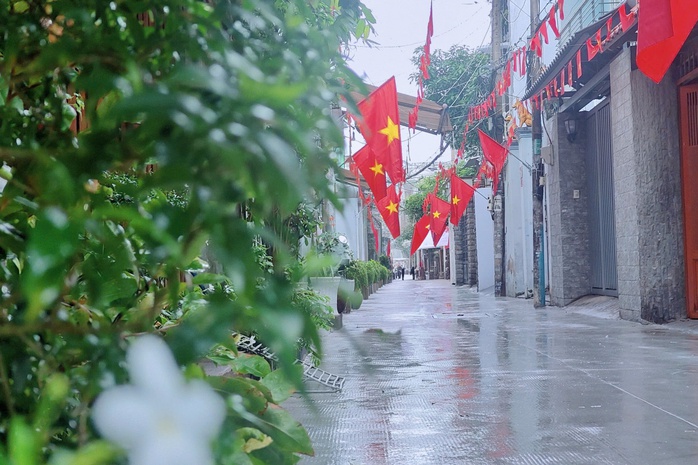 Báo Người Lao Động góp phần lan tỏa công trình cờ Tổ quốc tại phường Bình Thạnh, TP HCM - Ảnh 4.