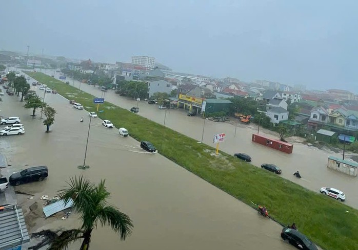 Mưa trắng trời, đường phố biến thành sông trước khi bão số 10 Bualoi giật cấp 15 đổ bộ- Ảnh 2.