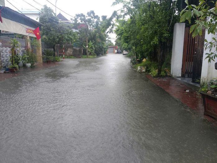 Mưa trắng trời, đường phố biến thành sông trước khi bão số 10 Bualoi giật cấp 15 đổ bộ- Ảnh 5.