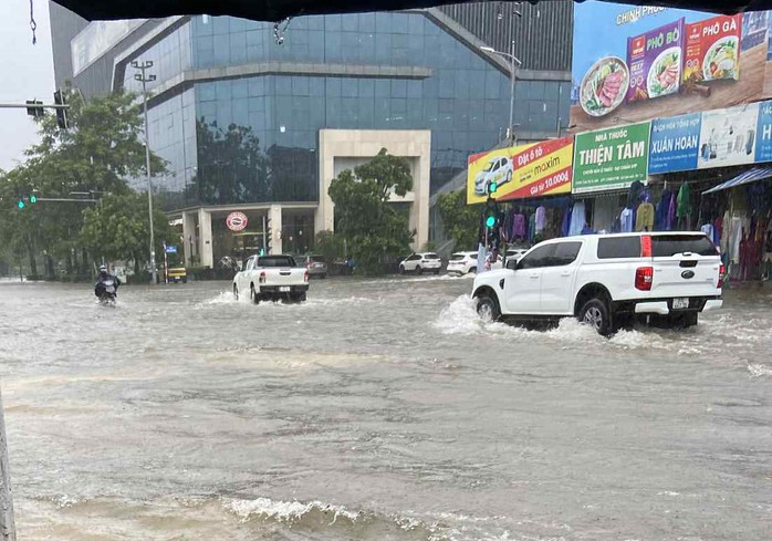 Mưa trắng trời, đường phố biến thành sông trước khi bão số 10 Bualoi giật cấp 15 đổ bộ- Ảnh 3.