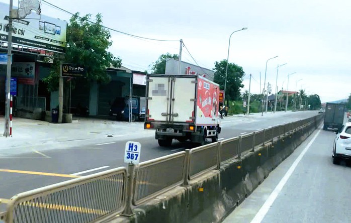 Phạt tài xế xe tải đi ngược chiều trên Quốc lộ 1A từ clip của dân cung cấp- Ảnh 1.