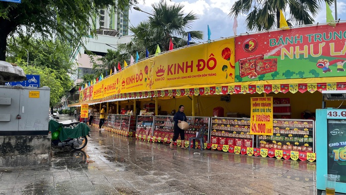 VIDEO: Bánh trung thu tại TP HCM “đại hạ giá” - Ảnh 2.
