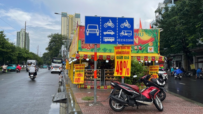 VIDEO: Bánh trung thu tại TP HCM “đại hạ giá” - Ảnh 1.