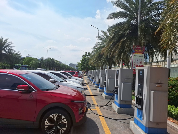 Dùng công cụ kinh tế để kiểm soát xe xăng - Ảnh 1.