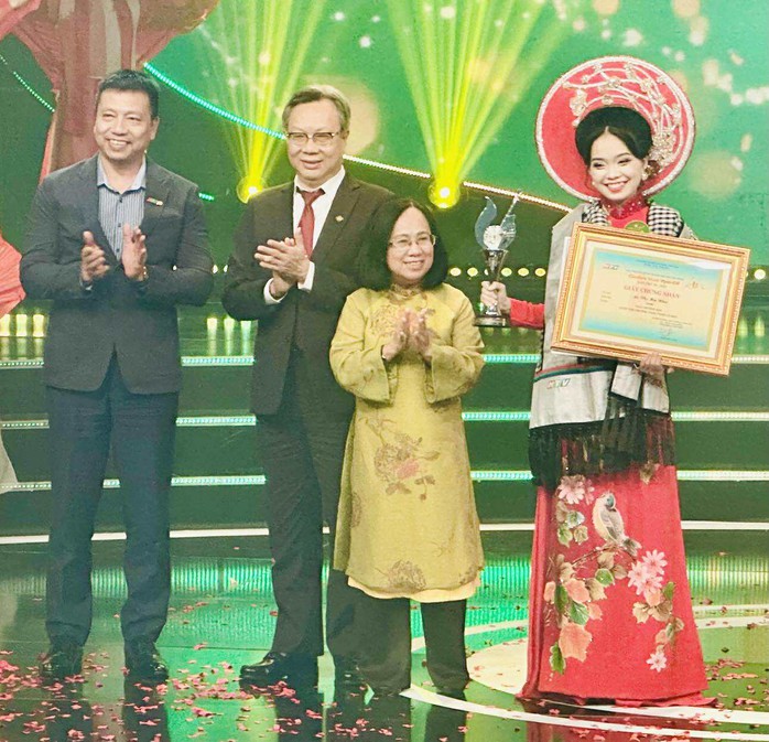 Đặng Thị Thùy Dương đoạt giải "Chuông vàng vọng cổ" lần thứ 20 -2025- Ảnh 8.