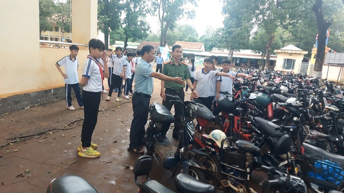 Công an Đồng Nai kiểm tra loạt tiệm sửa xe- Ảnh 2.