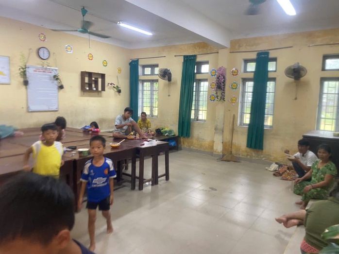 CLIP: Huế đang mưa to, gió giật mạnh, nước biển dâng vì bão số 10 Bualoi - Ảnh 4.