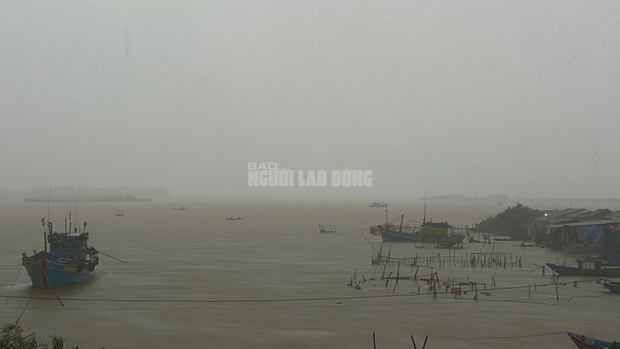 Bão số 10 Bualoi: Huế bắt đầu mưa lớn, gió giật mạnh, cấm người dân ra đường- Ảnh 1.