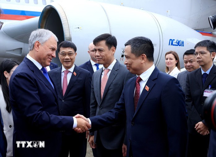 Chủ tịch Đuma Quốc gia Nga đến Hà Nội, bắt đầu thăm Việt Nam- Ảnh 1.