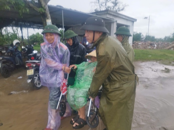 Hà Tĩnh Khẩn trương sơ tán dân ứng phó bão số 10 Bualoi đổ bộ - Ảnh 4.