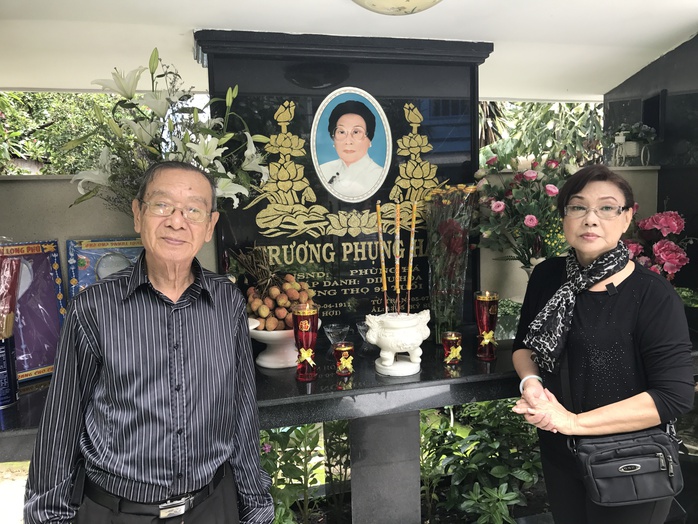 Gia đình NSND Đinh Bằng Phi Trao tặng nguồn tư liệu quý cho Nhà hát Nghệ thuật Hát bội TP HCM - Ảnh 1.