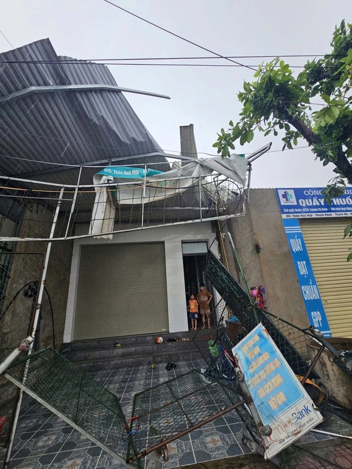 Hàng trăm người gia cố kè biển sụt lún ở Hà Tĩnh trước bão số 10 - Ảnh 7.