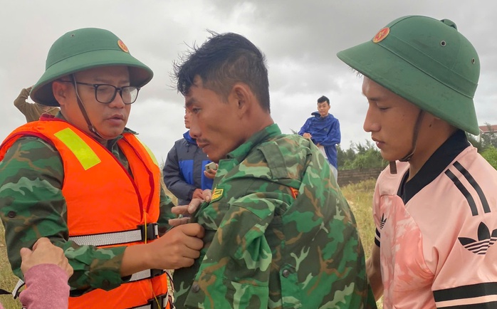 Giải cứu 10 ngư dân tàu cá gặp nạn ở TP HCM trong bão số 10 - Ảnh 2.