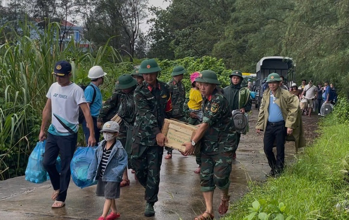 Người dân Cồn Cỏ di tản xuống hầm tránh bão số 10 Bualoi an toàn - Ảnh 2.