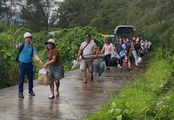 Người dân Cồn Cỏ di tản xuống hầm tránh bão số 10 Bualoi an toàn - Ảnh 3.