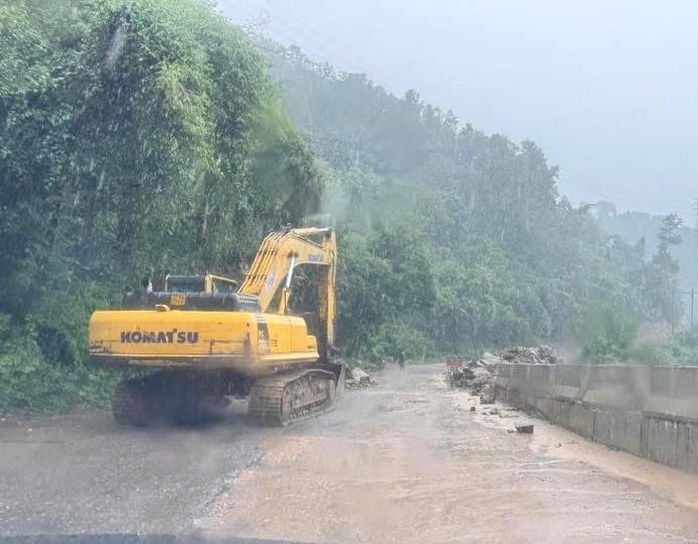 Sạt lở đèo Đại Ninh gây tắc đường dài trên Quốc lộ 28B - Ảnh 2.