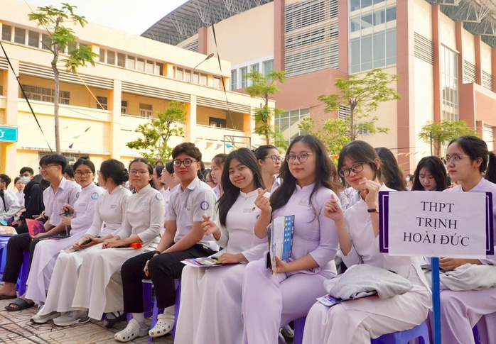 Bảo đảm điều kiện học tập, ngăn chặn "loạn thu"- Ảnh 2.