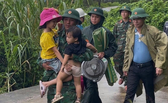 Gấp rút ứng phó bão số 10 và mưa lũ - Ảnh 2.