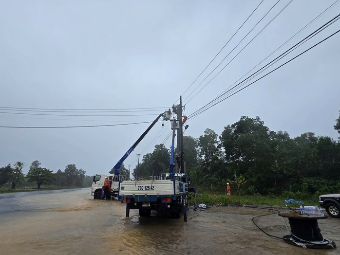 EVNCPC khôi phục cấp điện cho 509 . 000 Khách hàng miền Trung sau bão số 10 - Ảnh 1.