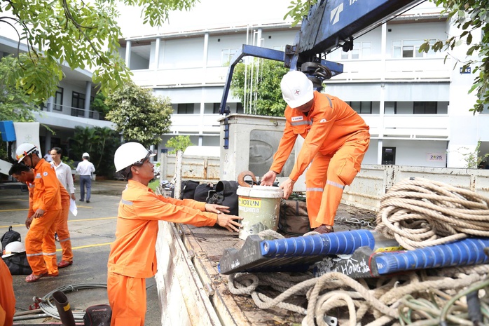 EVNCPC huy động gần 350 nhân lực hỗ trợ Quảng Trị và Hà Tĩnh sau bão số 10- Ảnh 2.