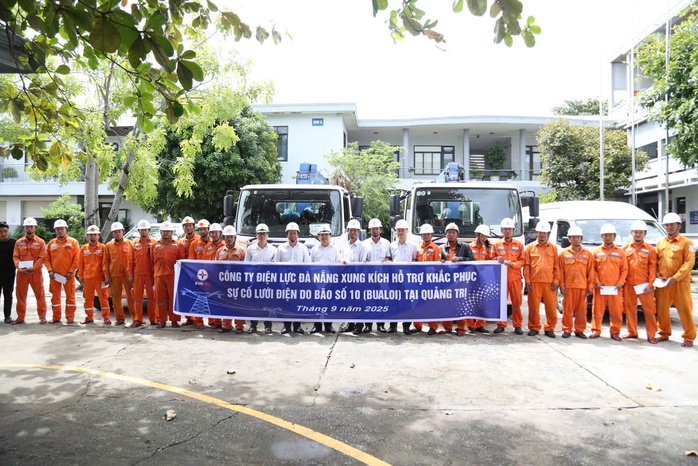 EVNCPC huy động gần 350 nhân lực hỗ trợ Quảng Trị và Hà Tĩnh sau bão số 10- Ảnh 5.