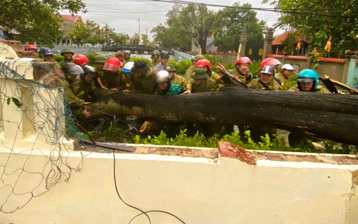Nhà sập trong bão số 10 đè thương vong cặp vợ chồng ở Thanh Hóa - Ảnh 1.
