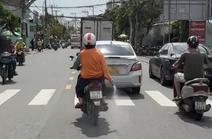 Cảnh sát xác minh video người phụ nữ rải bột lạ xuống đường ở TP HCM - Ảnh 1.