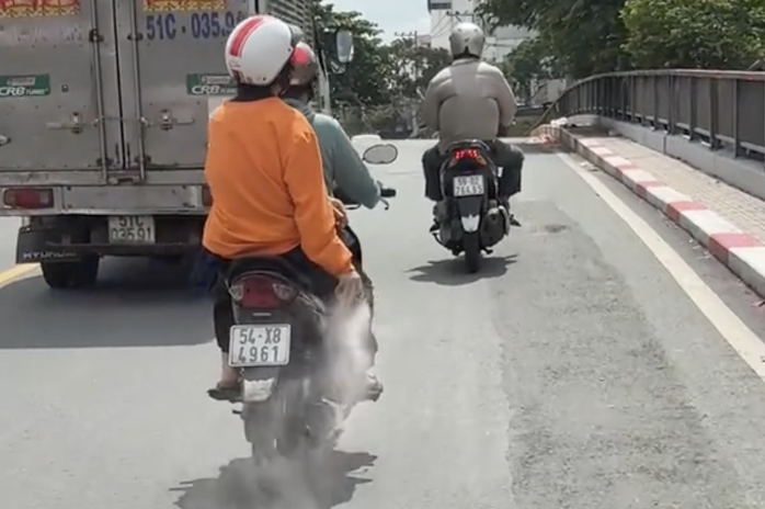 Người phụ nữ rải "bột lạ" xuống đường ở TP HCM có dấu hiệu bị bệnh tâm thần - Ảnh 2.