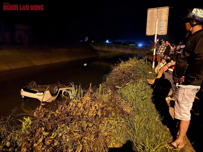 Thanh niên tử vong trong ô tô lật ngửa dưới mương nước - Ảnh 1.