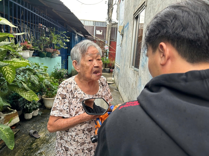 Người phụ nữ rải "bột lạ" xuống đường ở TP HCM có dấu hiệu bị bệnh tâm thần - Ảnh 1.