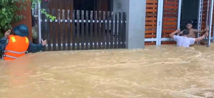 Mưa lớn do bão số 10 gây sạt lở và thiệt hại nặng nề ở Hà Tĩnh - Ảnh 5. Mưa lớn do bão số 10 gây sạt lở và thiệt hại nặng nề ở Hà Tĩnh - Ảnh 5.