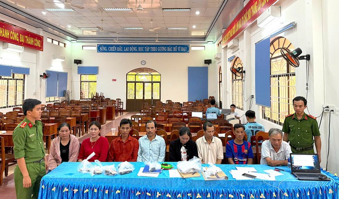 Bắt 8 đối tượng tổ chức đánh bạc trong rừng keo ở Gia Lai - Ảnh 1.