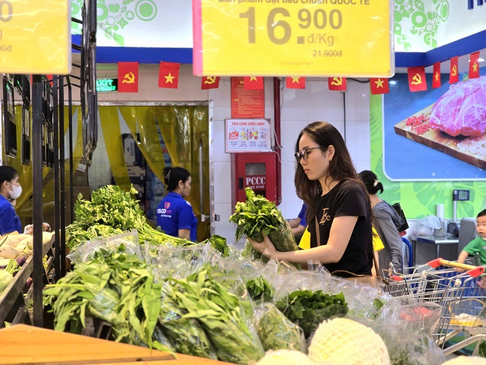 Giữa bão số 10, siêu thị tung gói bình ổn giá, giảm đến 33%- Ảnh 1.