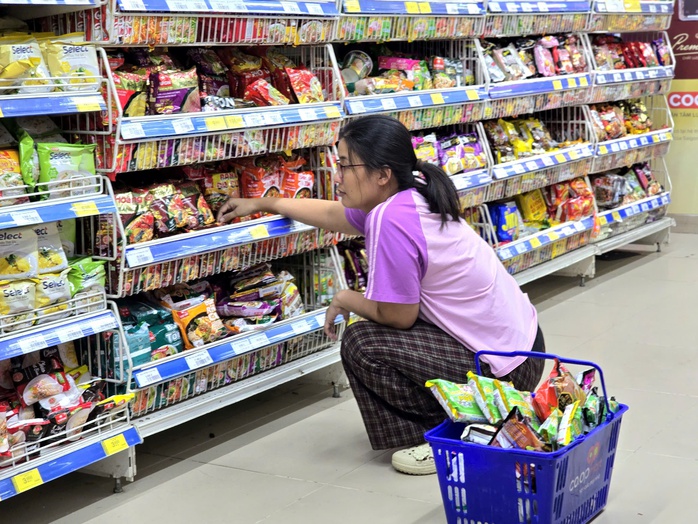 Giữa bão số 10, siêu thị tung gói bình ổn giá, giảm đến 33%- Ảnh 2.