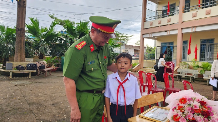 Đắk Lắk khen thưởng học sinh dũng cảm cứu bạn trong vụ thảm án 3 người chết - Ảnh 4.