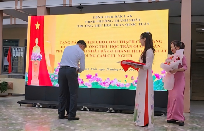 Đắk Lắk khen thưởng học sinh dũng cảm cứu bạn trong vụ thảm án 3 người chết - Ảnh 1.