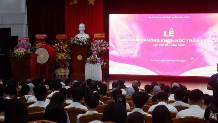 Hai tác giả đoạt Giải thưởng Trần Văn Giàu năm 2025 tại Trường ĐH An Giang - Ảnh 1.