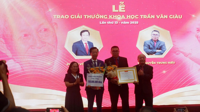 Hai tác giả đoạt Giải thưởng Trần Văn Giàu năm 2025 tại Trường ĐH An Giang - Ảnh 5.