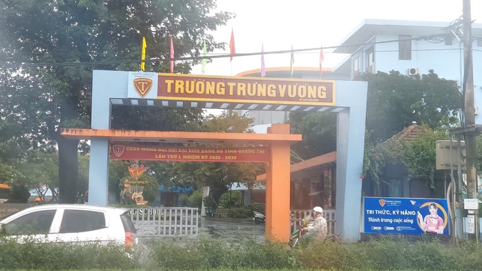 Đón học sinh đến lớp sau bão số 10, trường học bất ngờ cho về vì "rắc rối"- Ảnh 1.