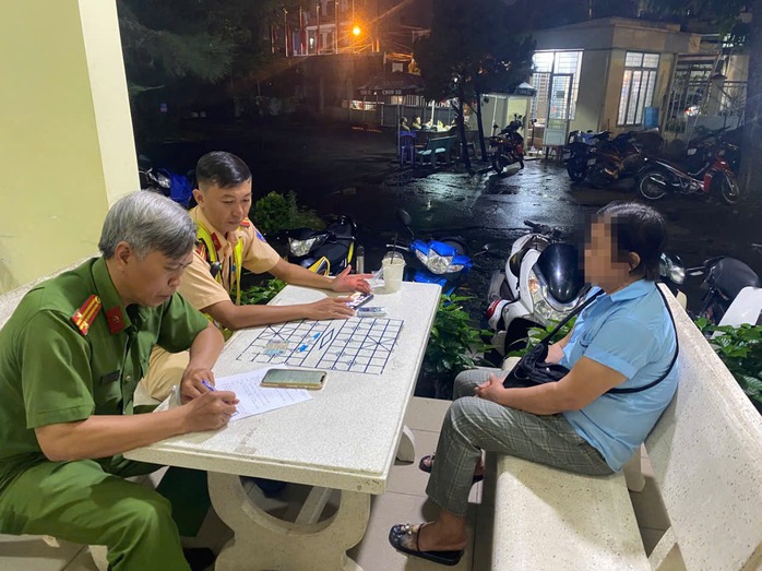Đã mời làm việc vụ người phụ nữ rải "bột lạ" xuống đường ở TP HCM- Ảnh 1.