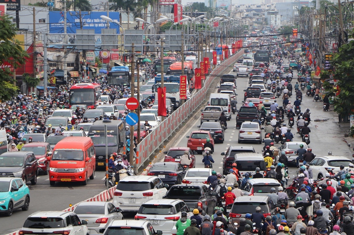 Ùn tắc giao thông TP HCM nghiêm trọng tại cầu Bình Lợi ngày đầu trở lại làm việc - Ảnh 1. Ùn tắc giao thông TP HCM nghiêm trọng tại cầu Bình Lợi ngày đầu trở lại làm việc - Ảnh 1.