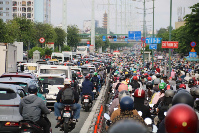 Ùn tắc giao thông ngày 3 - 9 tại TP HCM: Người dân chật vật trở lại làm việc - Ảnh 6. Ùn tắc giao thông ngày 3 - 9 tại TP HCM: Người dân chật vật trở lại làm việc - Ảnh 6.