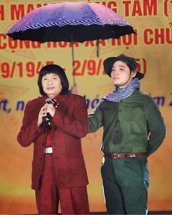 NSND Minh Vương hòa cùng khí phách dân tộc trong đêm mưa tại Bình Chánh- Ảnh 2. NSND Minh Vương hòa cùng khí phách dân tộc trong đêm mưa tại Bình Chánh- Ảnh 2.