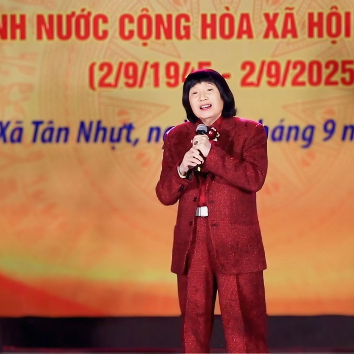NSND Minh Vương hòa cùng khí phách dân tộc trong đêm mưa tại Bình Chánh- Ảnh 1. NSND Minh Vương hòa cùng khí phách dân tộc trong đêm mưa tại Bình Chánh- Ảnh 1.