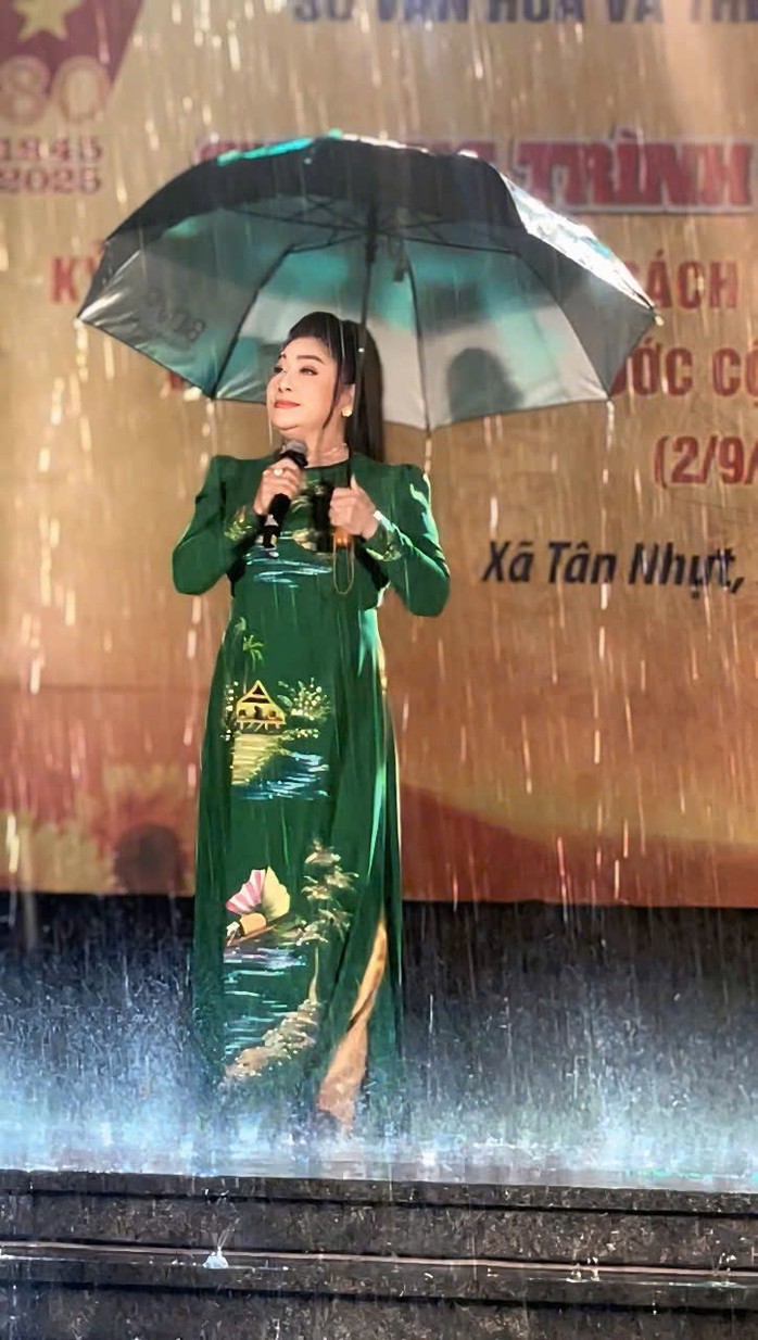 NSND Minh Vương hòa cùng khí phách dân tộc trong đêm mưa tại Bình Chánh- Ảnh 4. NSND Minh Vương hòa cùng khí phách dân tộc trong đêm mưa tại Bình Chánh- Ảnh 4.
